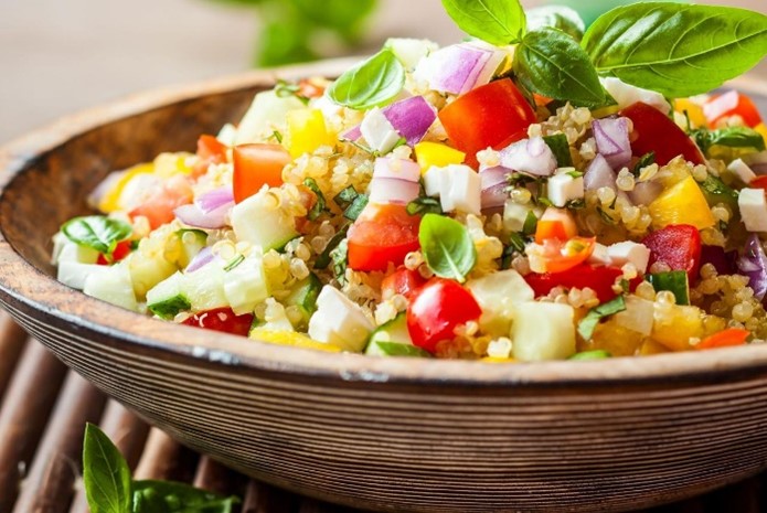 Mediteranska salata s kvinojom